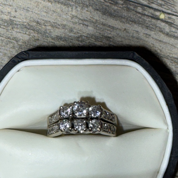 Elegant Diamond Wedding Set - Picture 6 of 16